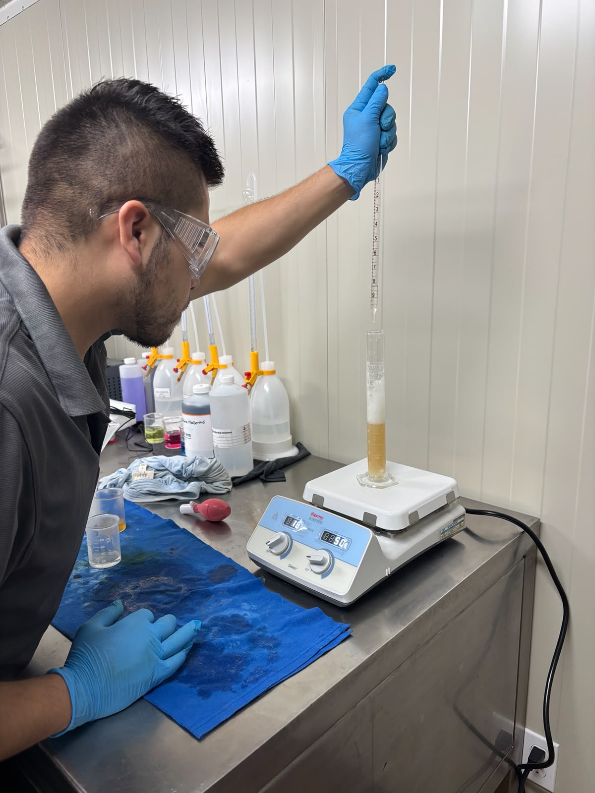 Titulación diaria de baños en nuestro laboratorio interno.