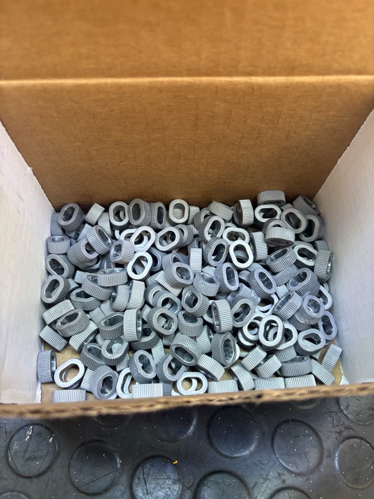 Caja de producción de insertos moleteados recubiertos en barril, lista para envío.